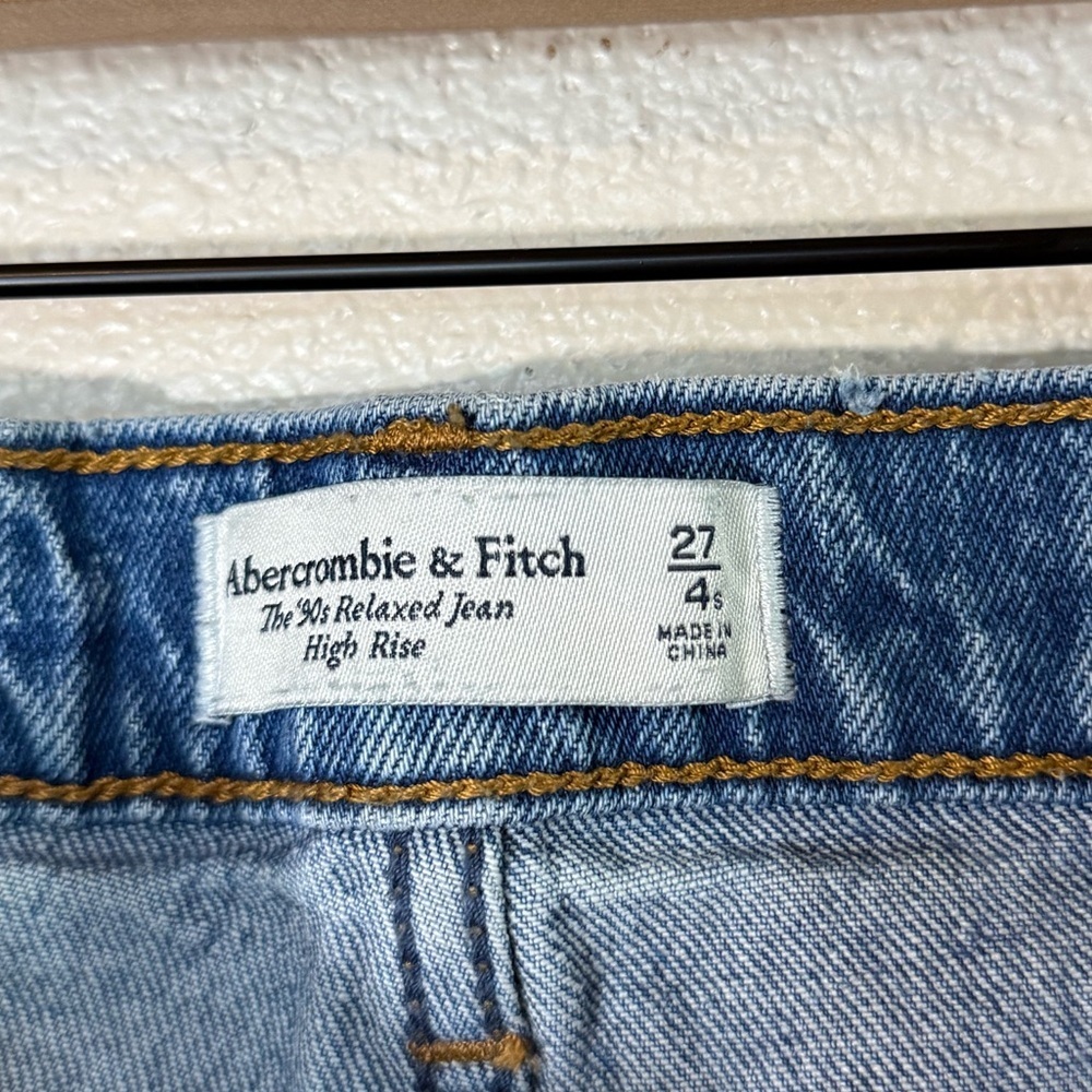 Abercrombie The 90’s Relaxed Jean High Rise 4 / 27 short - Picture 9 of 9